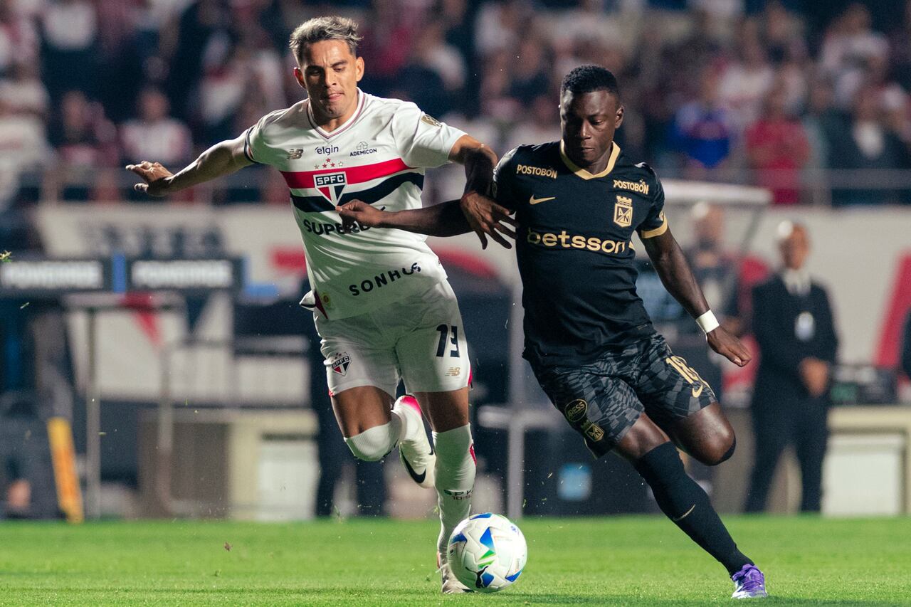 SAO PAULO, BRAZIL - AUGUST 19: Enzo Díaz of São Paulo (L) and Marino Hinestroza of Atletico Nacional (R) fight for possession during a Copa CONMEBOL Libertadores 2025 between Sao Paulo and Atletico Nacional at MorumBIS Stadium on August 19, 2025 in Sao Paulo, Brazil. (Photo by Riquelve Nata/Sports Press Photo/Getty Images)
