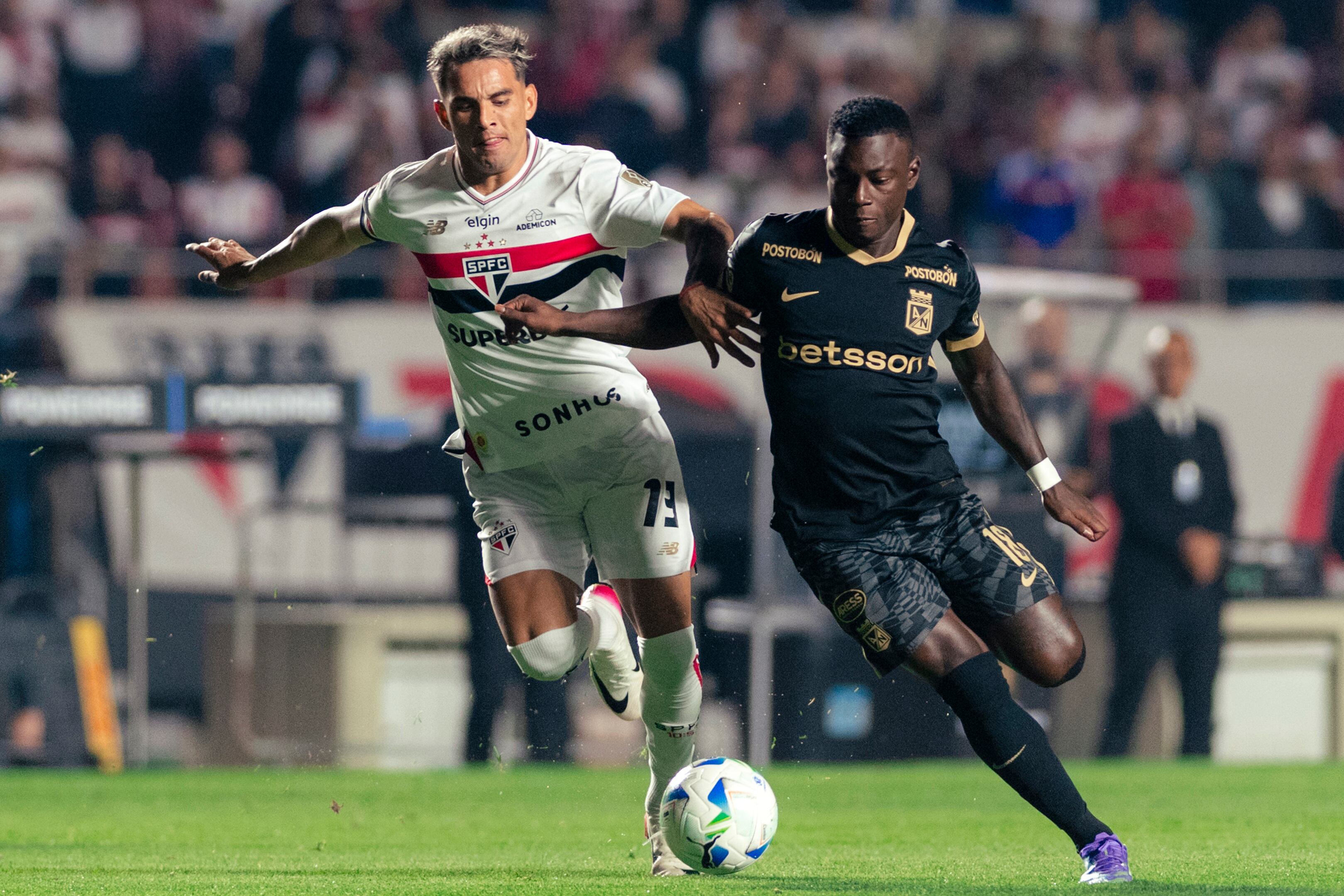 SAO PAULO, BRAZIL - AUGUST 19: Enzo Díaz of São Paulo (L) and Marino Hinestroza of Atletico Nacional (R) fight for possession during a Copa CONMEBOL Libertadores 2025 between Sao Paulo and Atletico Nacional at MorumBIS Stadium on August 19, 2025 in Sao Paulo, Brazil. (Photo by Riquelve Nata/Sports Press Photo/Getty Images)