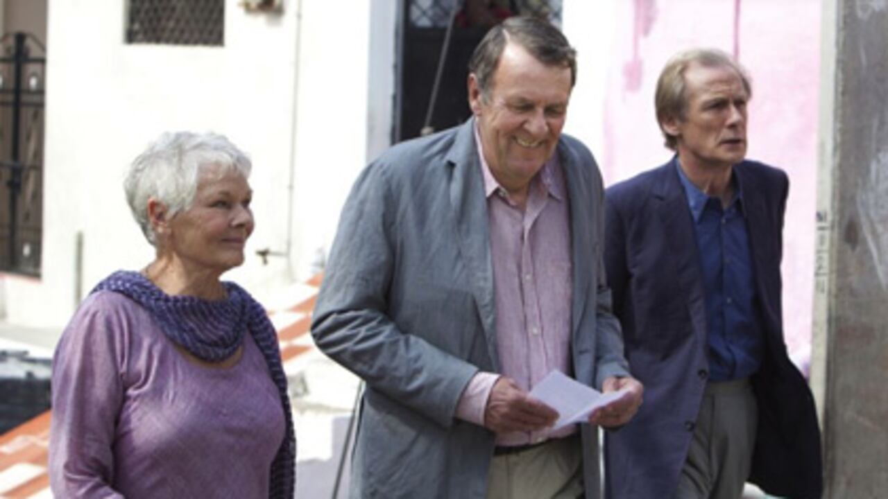 Un grupo de ingleses decide retirarse al mismo tiempo en India. Cada uno de ellos debe afrontar diferentes problemas relacionados con su pasado.