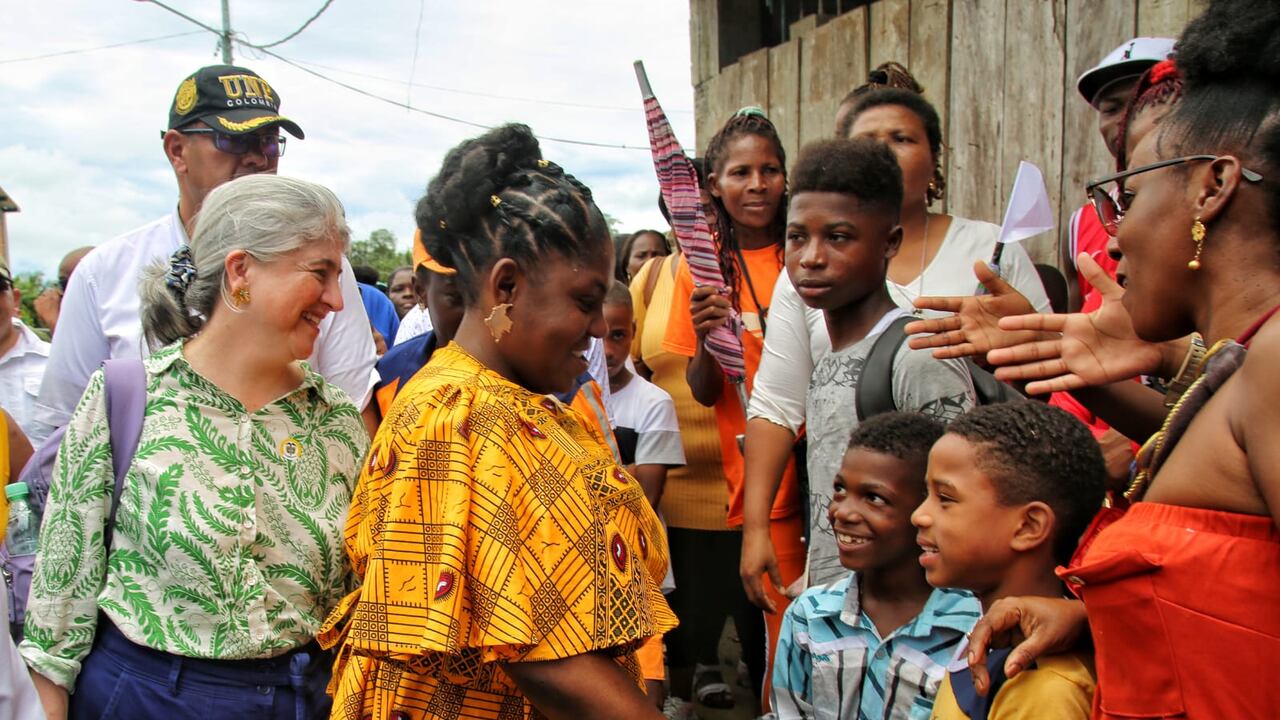En Timbiquí, la vicepresidenta Francia Márquez y la Ministra de Vivienda, Catalina Velasco.