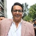 El ex asambleísta y ahora candidato presidencial, Fernando Villavicencio, hace gestos frente a la Oficina del Fiscal General en Quito el 8 de agosto de 2023.