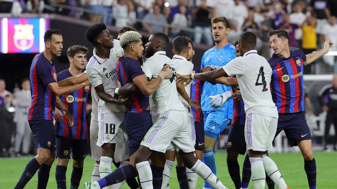 LAS VEGAS, NEVADA - JULY 23: Barcelona and Real Madrid players scuffle during their preseason friendly match at Allegiant Stadium on July 23, 2022 in Las Vegas, Nevada. Barcelona defeated Real Madrid 1-0. (Photo by Ethan Miller/Getty Images)