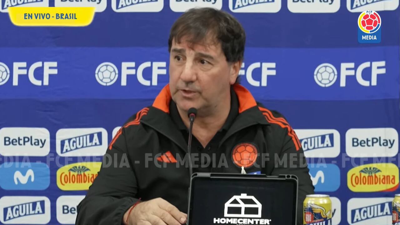 Néstor Lorenzo en rueda de prensa con la Selección Colombia