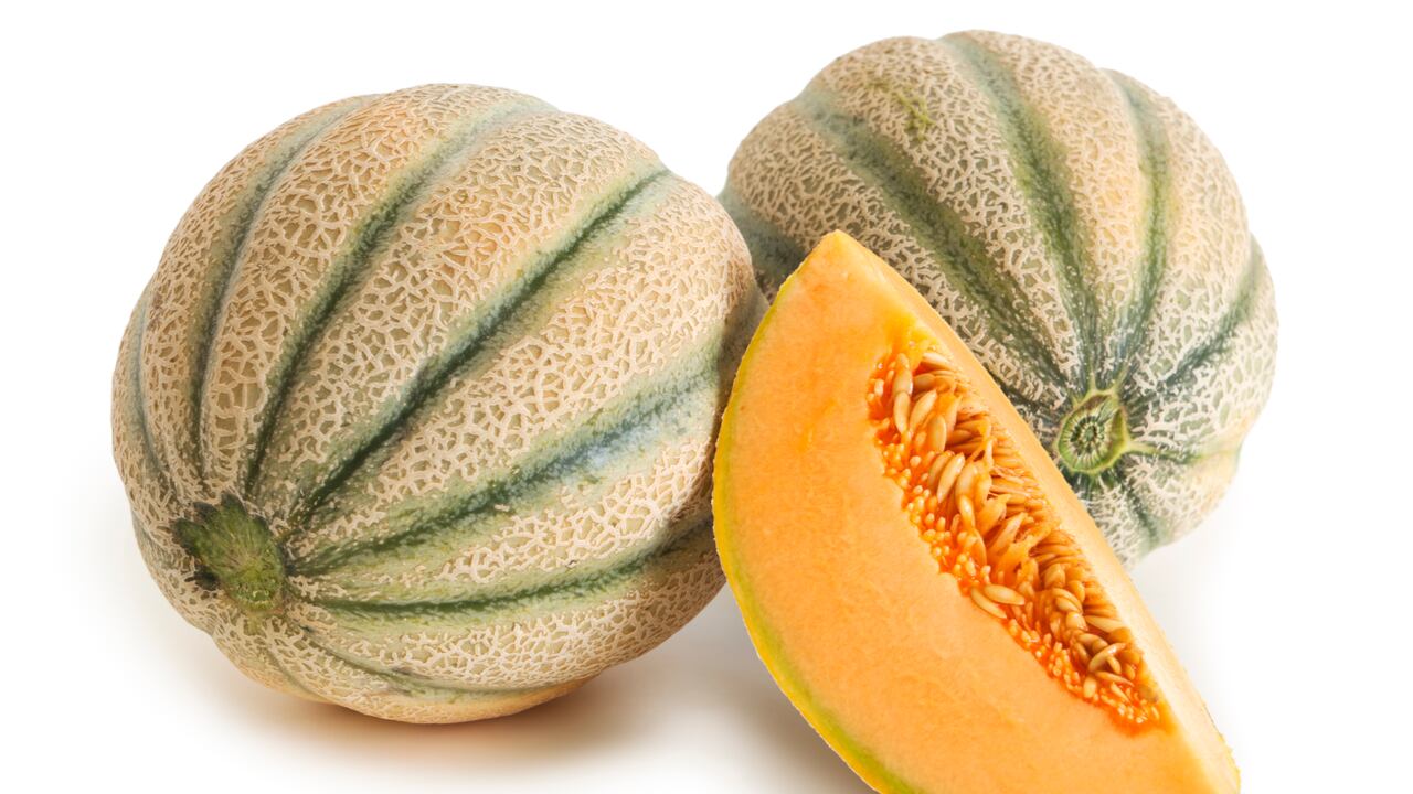 El melón es rico en nutrientes como potasio, calcio y fibras que ayudan a favorecer la pérdida de peso, a fortalecer los huesos y a reducir la presión arterial.
