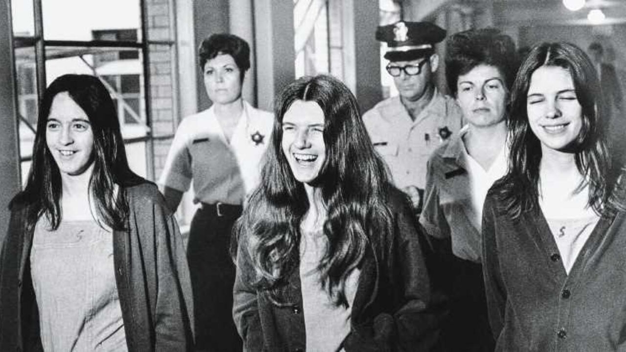 Susan Atkins, Patricia Krenwinkel y Leslie Van Houten, integrantes de La Familia Manson, se ríen durante el juicio por el asesinato de Sharon Tate.