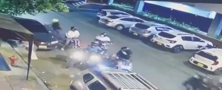 En video quedó registrado el momento en el que un grupo de delincuentes protagonizó un atraco masivo en un establecimiento público ubicado en el barrio Capri, en el sur de Cali.