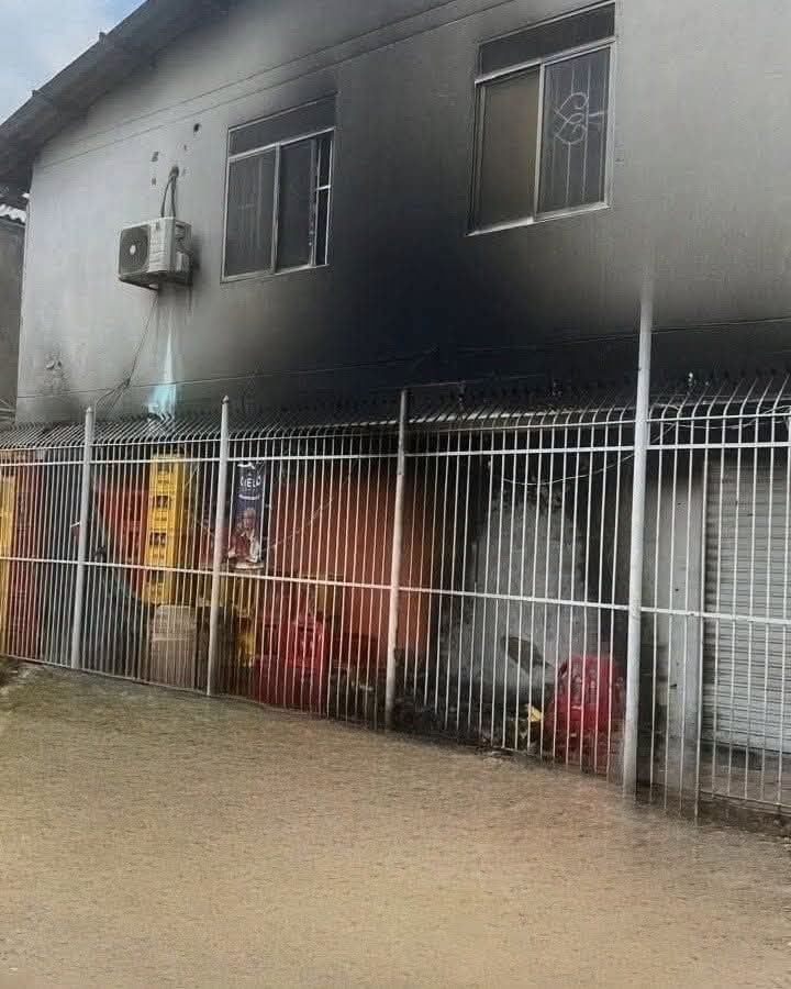 Así quedaban los establecimientos comerciales tras los incendios de bandas criminales.