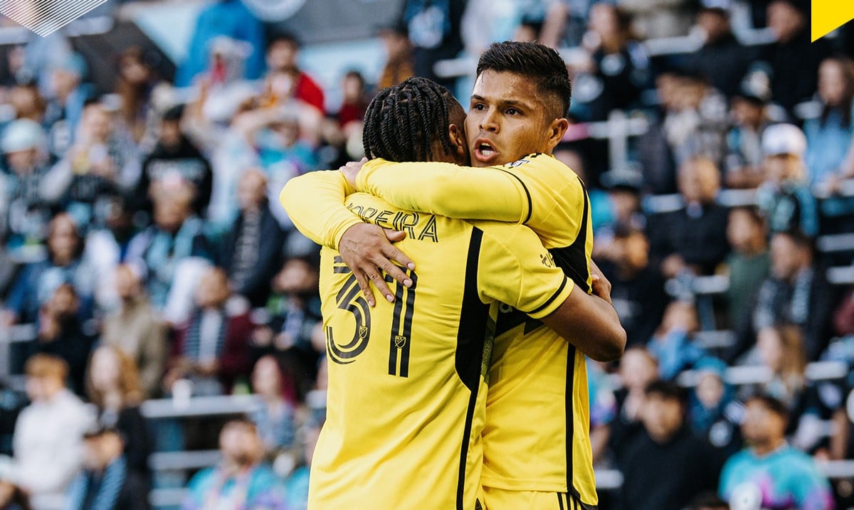 Juan Camilo Hernández del Columbus Crew abraza a su compañero Steven Moreira, tras anotar contra el Minnesota United.