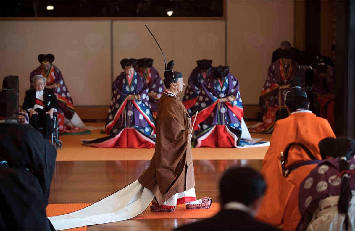 El emperador japonés Naruhito se retira al finalizar la ceremonia de ascensión al Trono de Crisantemo en el Palacio Imperial de Tokio, el martes 22 de octubre de 2019. (Foto: Kazuhiro Nogi / AP)