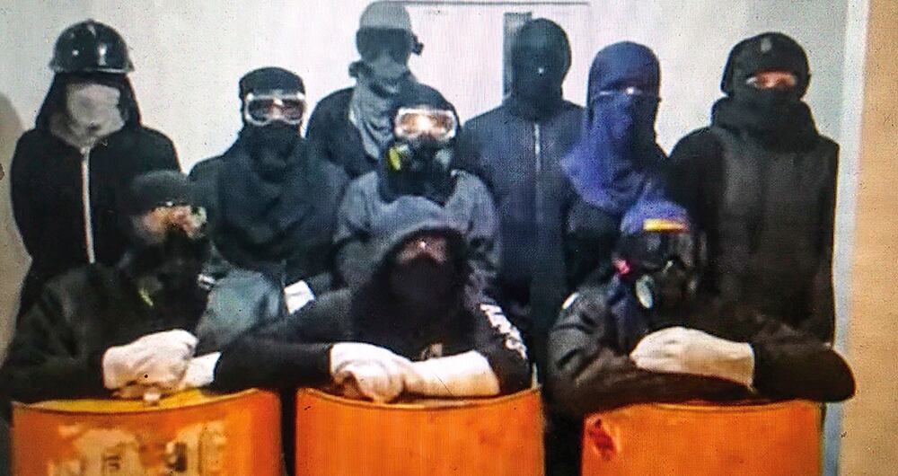    Capturados por la Policía en operativos contra la organización. Pantallazo de un video donde la primera línea calle 80 se presenta al público. Chat donde compartían la información.