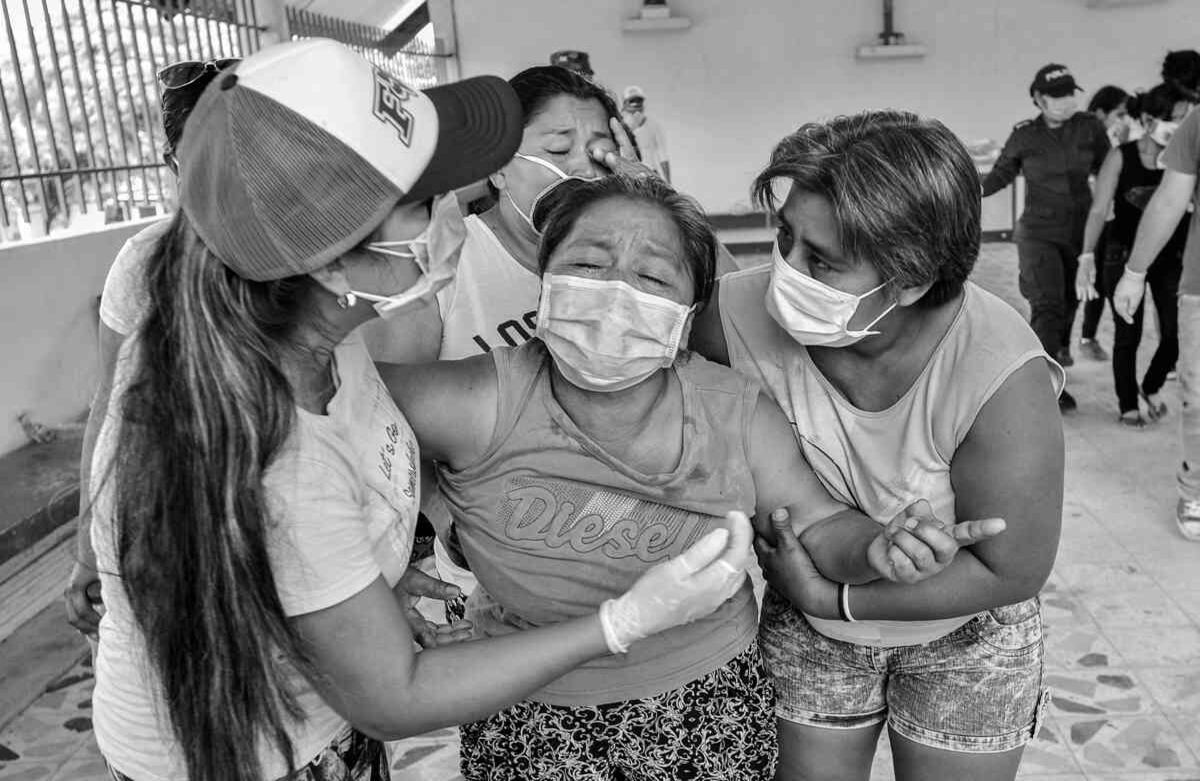 Escenas desgarradoras en la identificación de los cuerpos se vivieron sin pausa en el segundo día de la tragedia. Foto: Carlos Julio Martínez / SEMANA