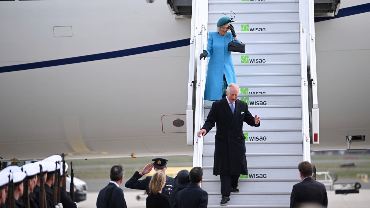 El rey Carlos III de Gran Bretaña y Camila, la reina consorte, llegan al aeropuerto de Berlín el miércoles 29 de marzo de 2023. (Britta Pedersen/dpa via AP)
