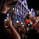Escena de los festejos por la victoria de Inglaterra sobre Dinamarca en las semifinales del Campeonato Europeo el 7 de julio del 2021 en Londres. (AP Photo/Thanassis Stavrakis)