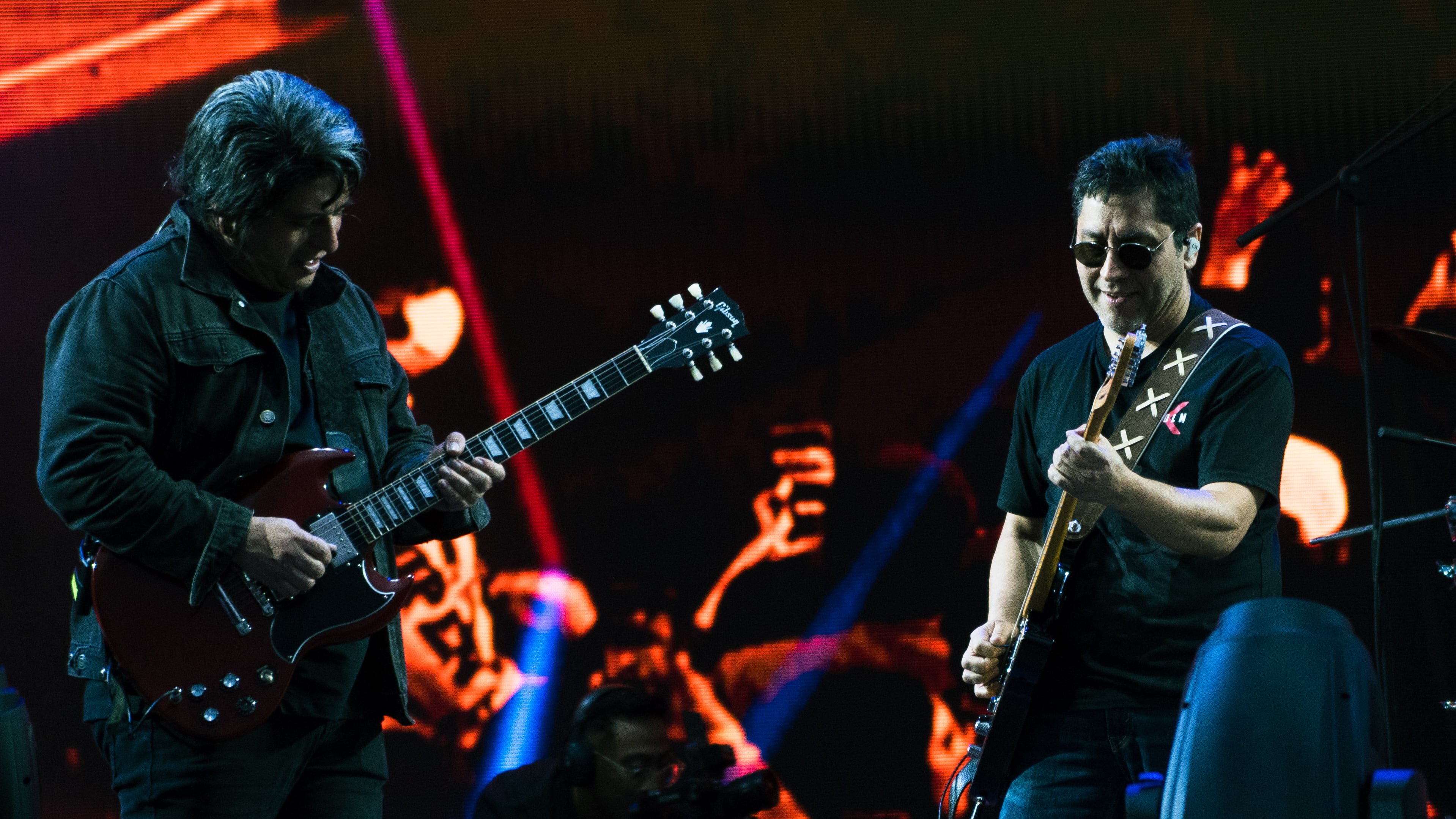 Claudio Narea y su banda encendieron el Plaza con algo de su música y un arsenal de himnos de Los Prisioneros.