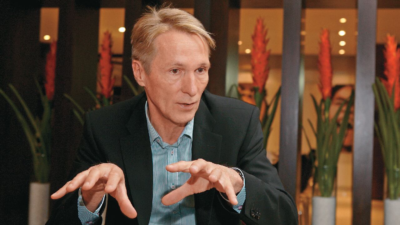 Aunque nació en Alemania Occidental, Knabe pasó muchas veces la frontera para apoyar a la resistencia. Por sus críticas le prohibieron entrar a la Alemania socialista y fue blanco de espionaje.