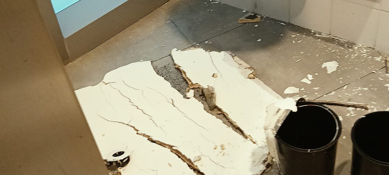 Caída del techo de la torre de control de El Dorado.