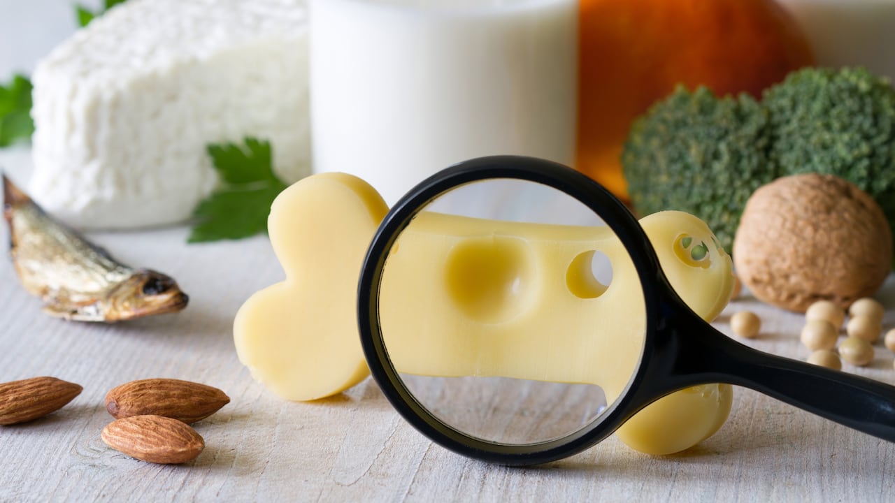 Muchos de los nutrientes beneficiosos para prevenir el desarrollo de la osteoporosis se pueden encontrar en los alimentos.