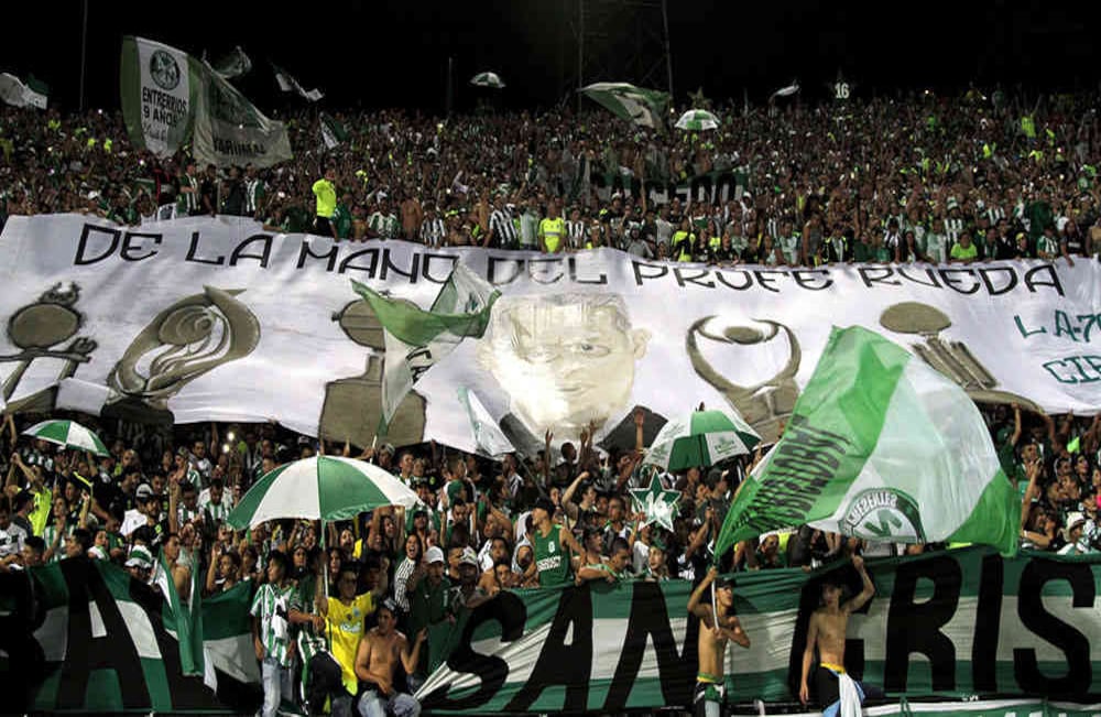 La hinchada agradeció a Reinaldo Rueda por su excelente labor a cargo del club. El entrenador vallecaucano pudo haber dirigido su último partido. Fotografía: Pablo Monsalve/SEMANA.