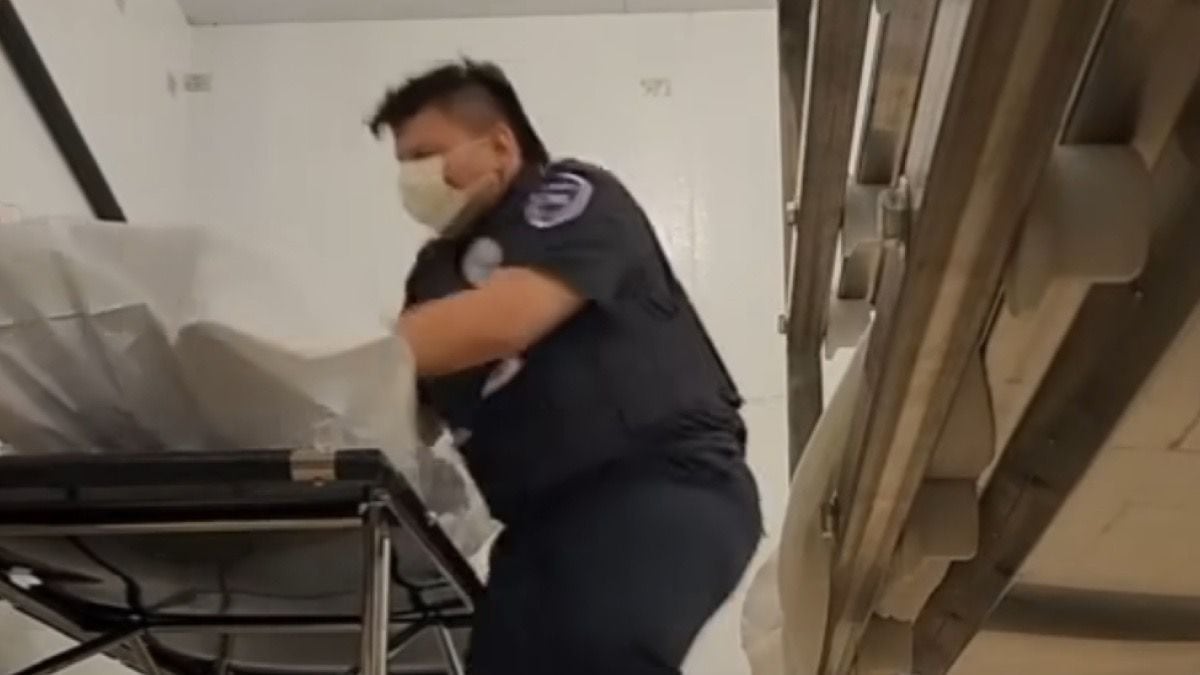 Vigilante víctima del susto golpea a su compañero bromista.