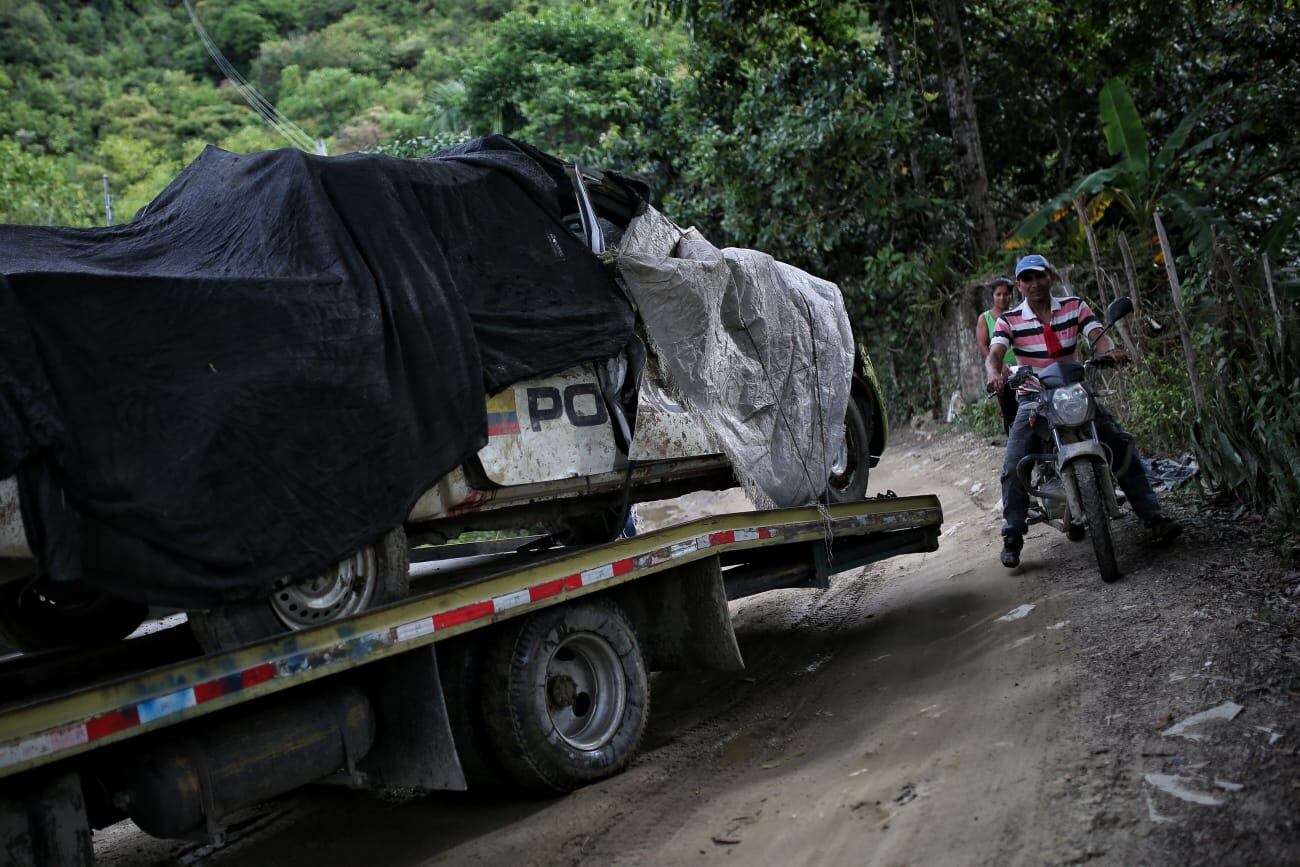 Levantamiento cuerpos y pruebas fiscalía atentado policías Huila