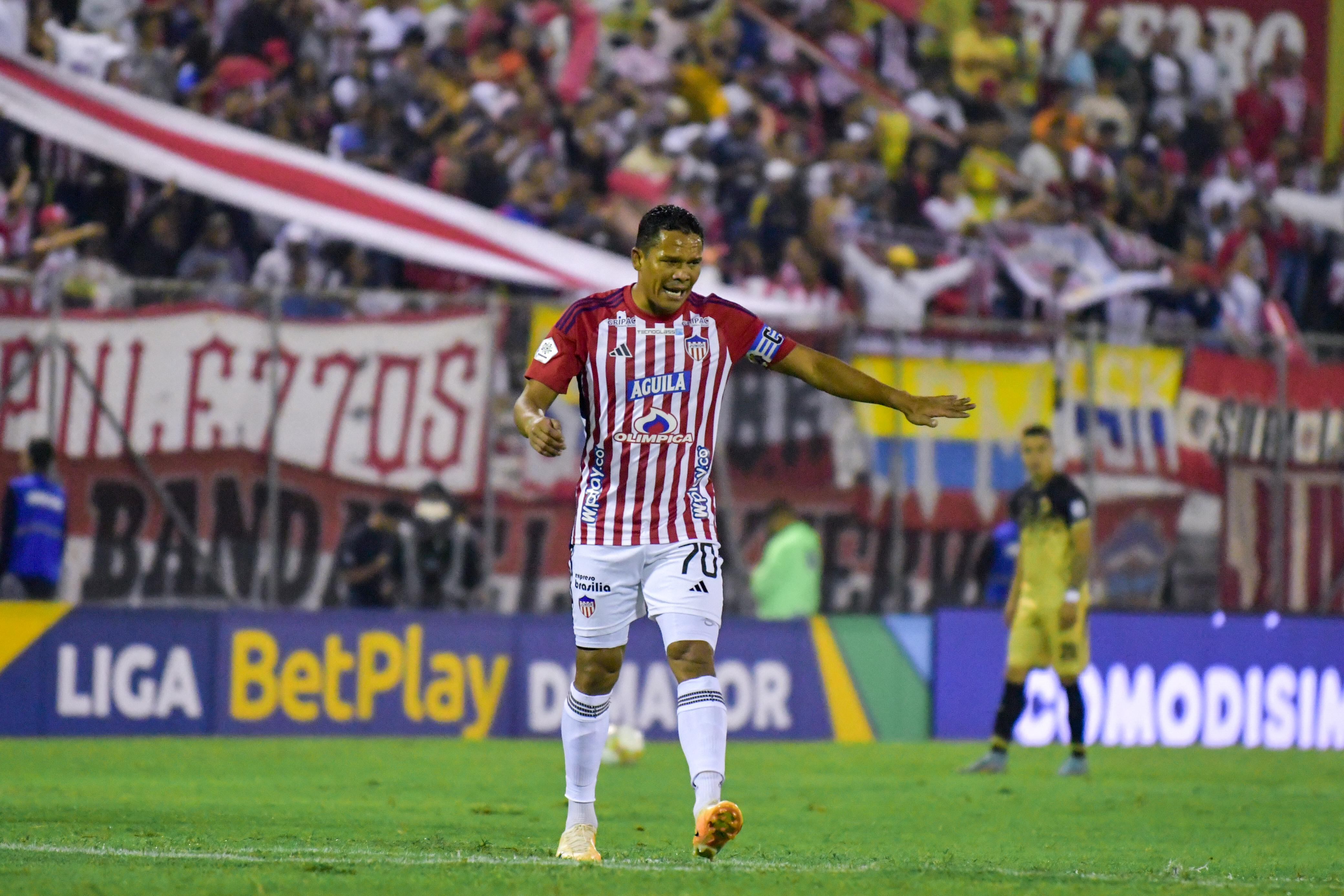 Carlos Bacca del Junior de Barranquilla le da indicaciones a sus compañeros en el partido contra Águilas Doradas.