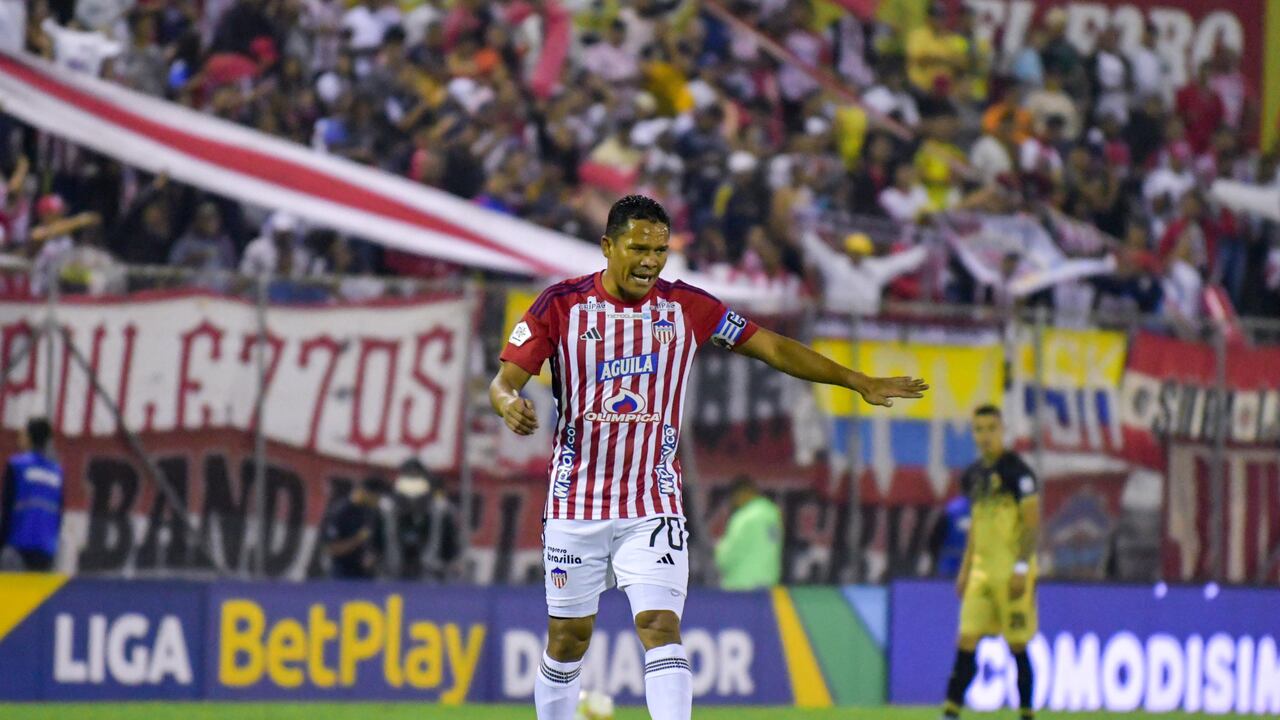 Carlos Bacca del Junior de Barranquilla le da indicaciones a sus compañeros en el partido contra Águilas Doradas.