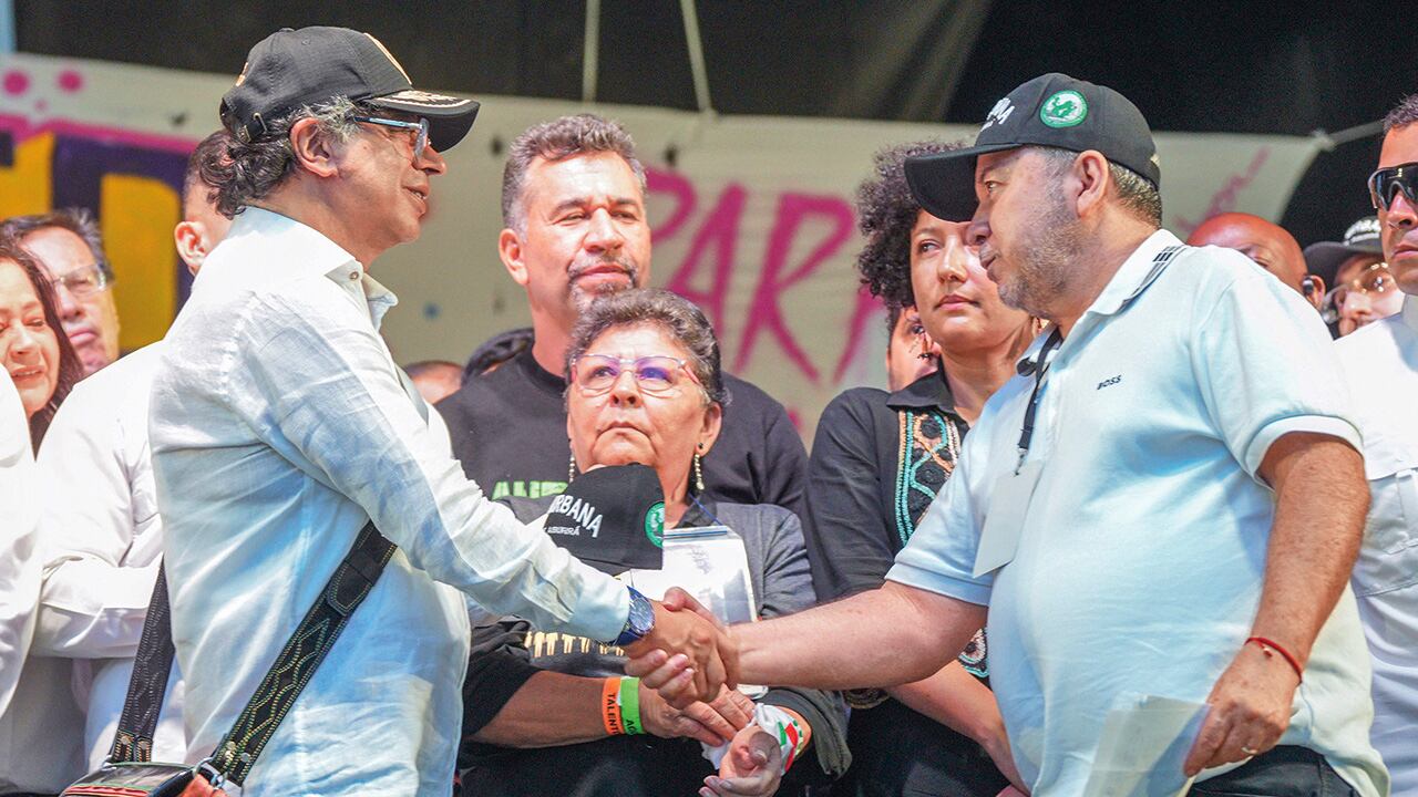 Gustavo Petro, junto a un cabecilla de las estructuras criminales de Medellín.