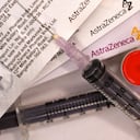 La Agencia Europea de Medicamentos (EMA) concluyó que los inusuales coágulos de sangre "deben incluirse como efectos secundarios muy raros" de la vacuna AstraZeneca. BBC - GETTY