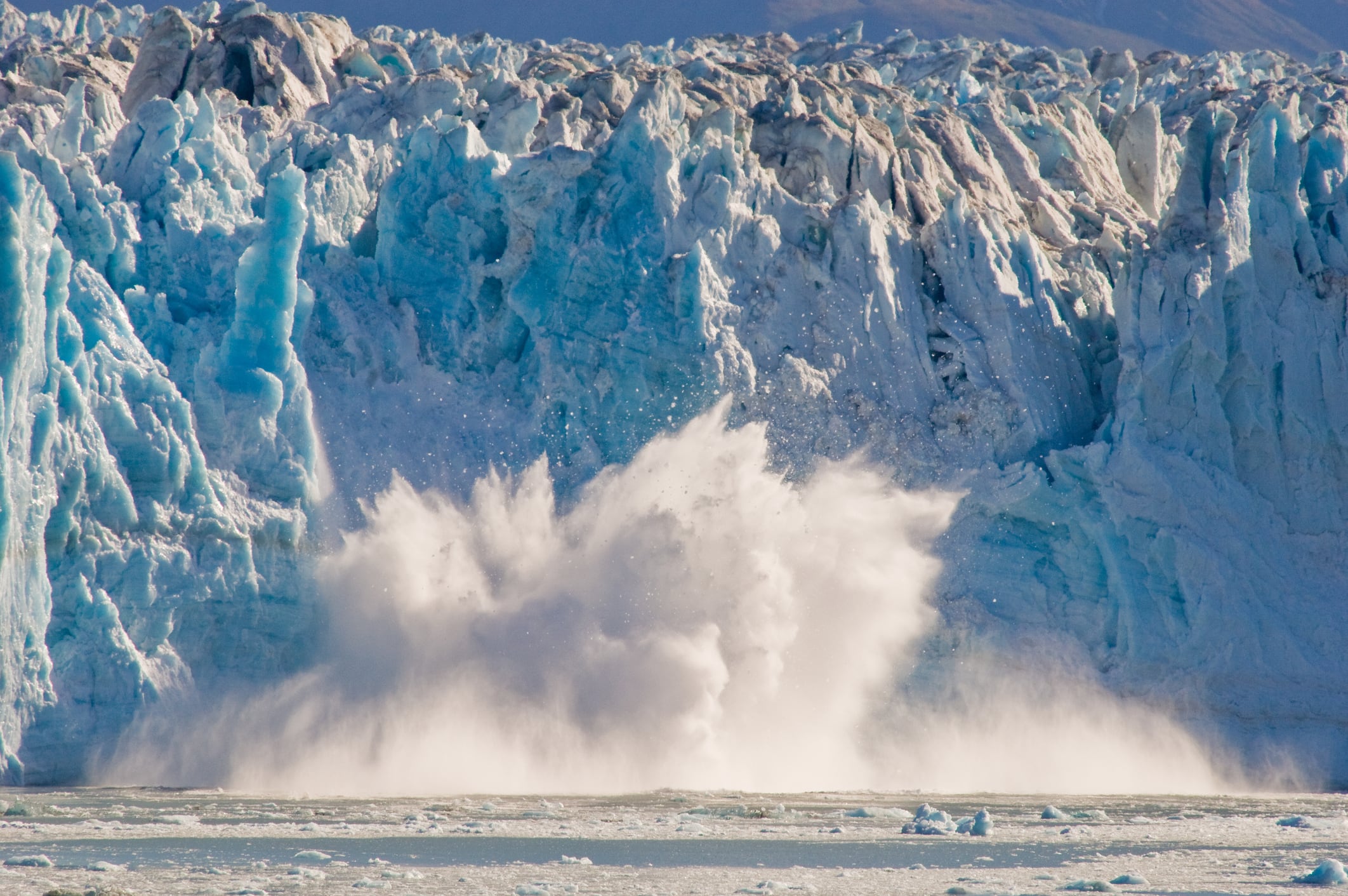 El desprendimiento dejó una enorme masa de hielo flotando frente a las costas de Groenlandia.