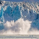 El desprendimiento dejó una enorme masa de hielo flotando frente a las costas de Groenlandia.