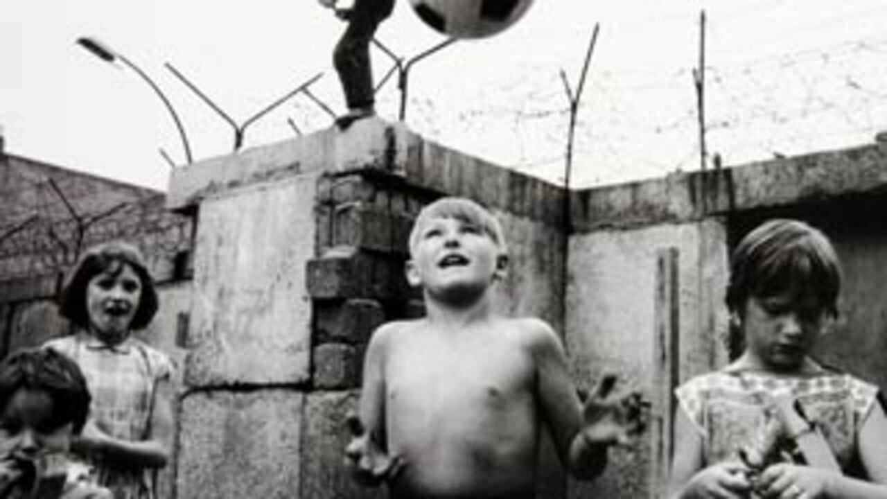 Thomas Hoeper captó la imágen de los niños de Berlin Occidental en el año 1963. Foto publicada en el libro Magnun Football publicado por Phaidon en 2002.