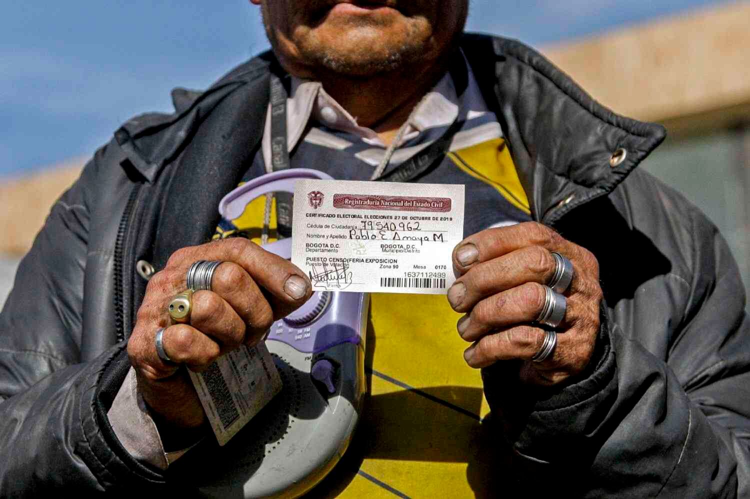 Según el último reporte de la Fiscalía General de la Nación sobre los comicios de este domingo, a las urnas se acercaron dos personas que estaban reportadas como desaparecidas en los registros y tras verificar la documentación, firmaron las actas de supervivencia. Foto: Gabriela Alvarado