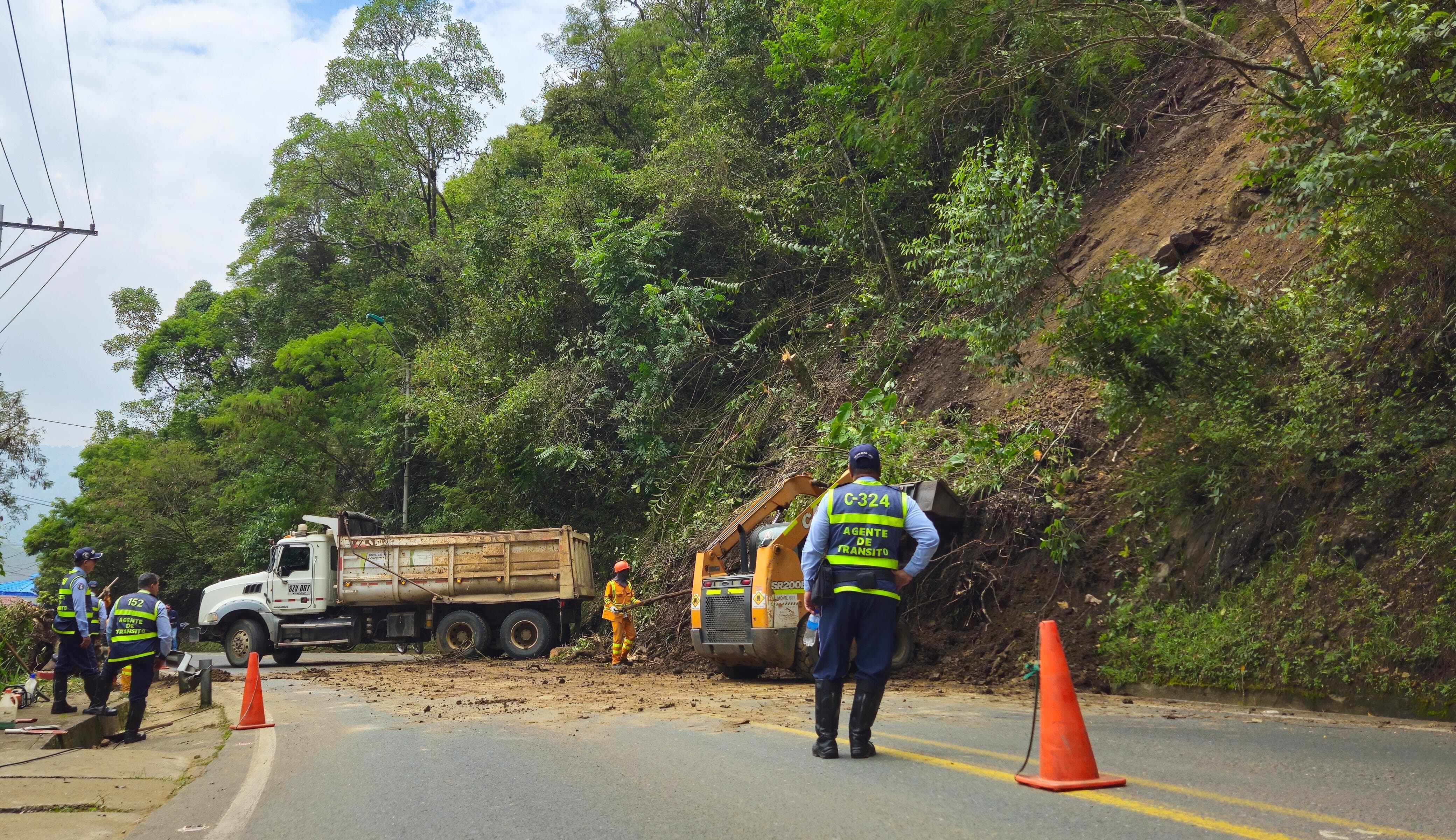 Cerrada la vía al mar, en el km 11, por derrumbe. Maquinaria trabaja para el despeje de la vía. Foto: Raúl Palacios /El País.