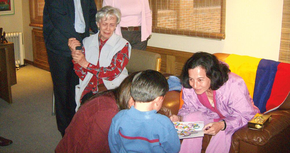    Así fue el encuentro de Emmanuel con Clara Rojas después de su liberación. El niño ya caminaba. En las imágenes aparece Clara González de Rojas, la madre de la exsecuestrada. 