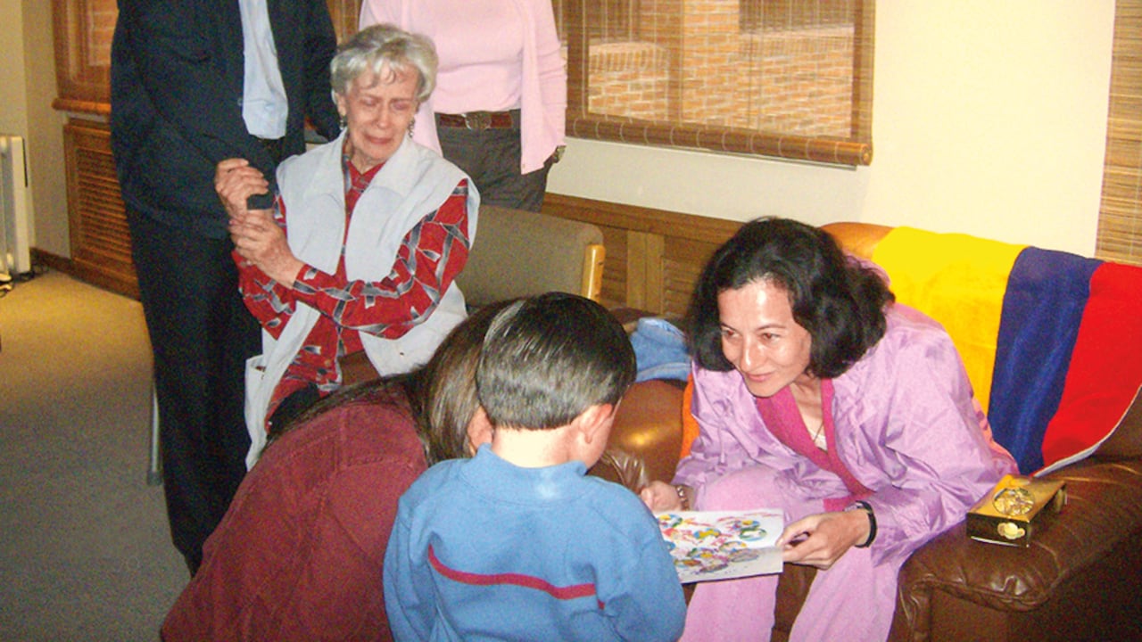 Así fue el encuentro de Emmanuel con Clara Rojas después de su liberación. El niño ya caminaba. En las imágenes aparece Clara González de Rojas, la madre de la exsecuestrada.