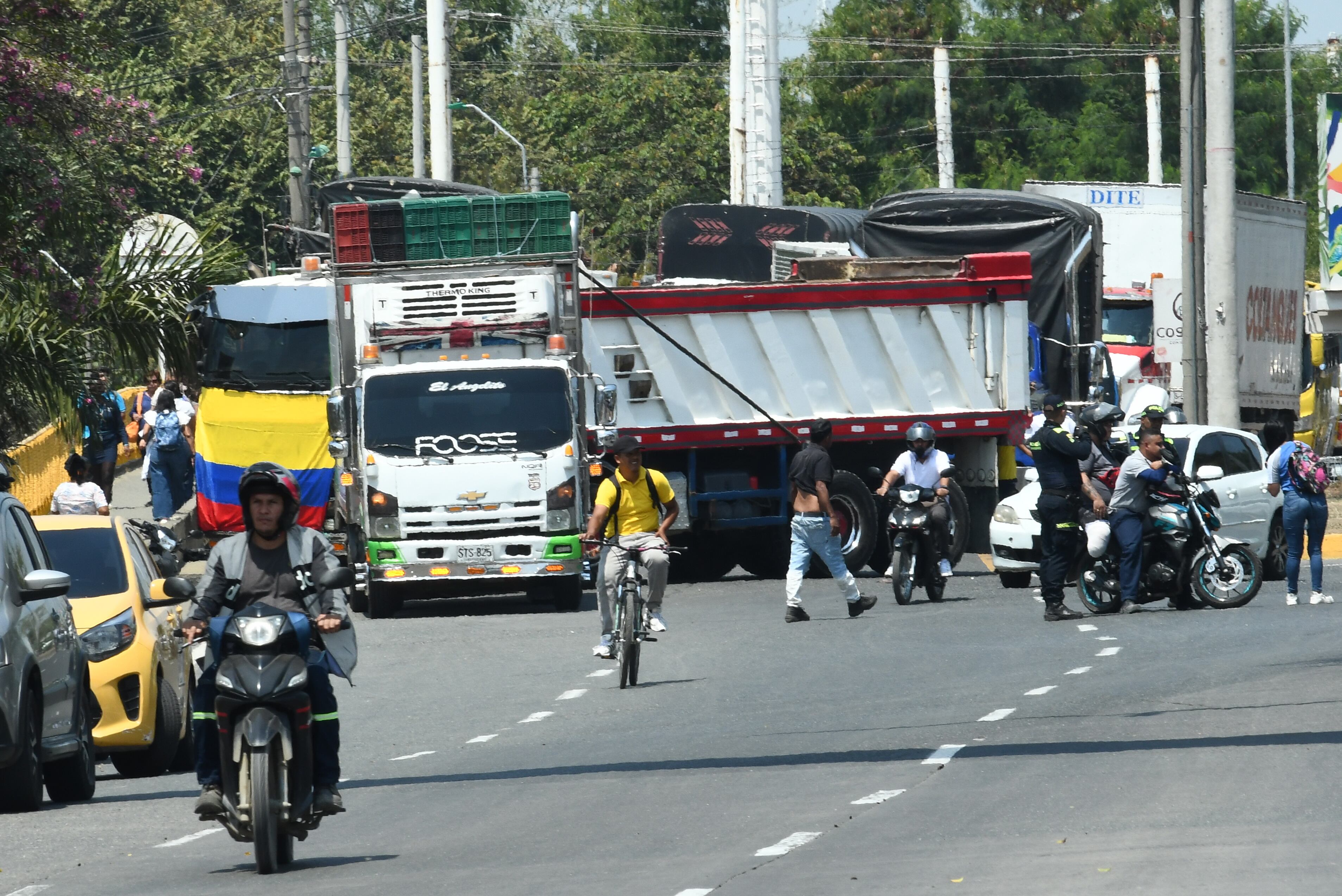Bloqueos en Yumbo y el paso del comercio por el paro de camioneros. fotos Wirman Rios.