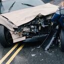 Dos vehículos chocan y quedan totalmente destrozados en la parte delantera de los automóviles