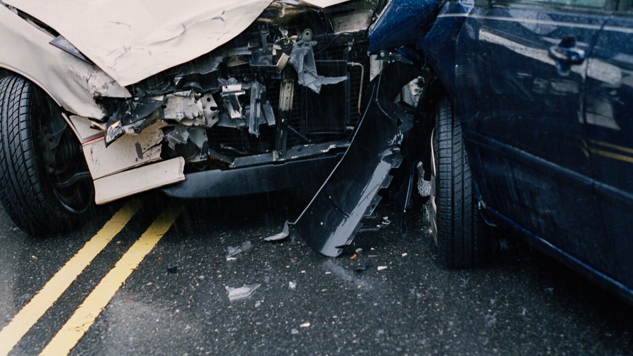 Dos vehículos chocan y quedan totalmente destrozados en la parte delantera de los automóviles