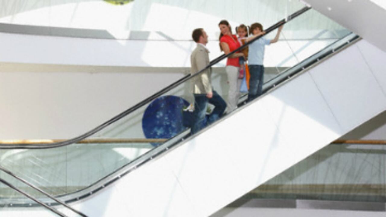 Si un niño(a) lleva sandalias o chanclas de plástico, es mejor evitar el uso de la escalera eléctrica. Foto Corbis.