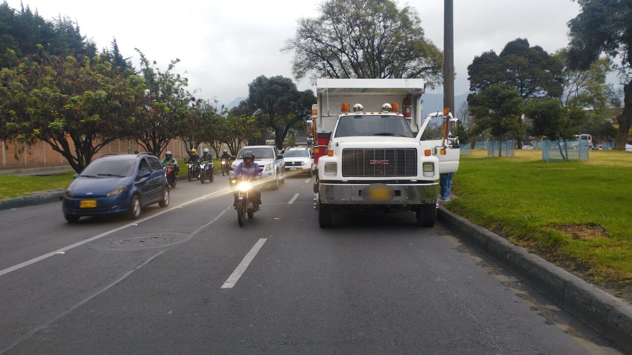 Volqueta varada en Puente Aranda.