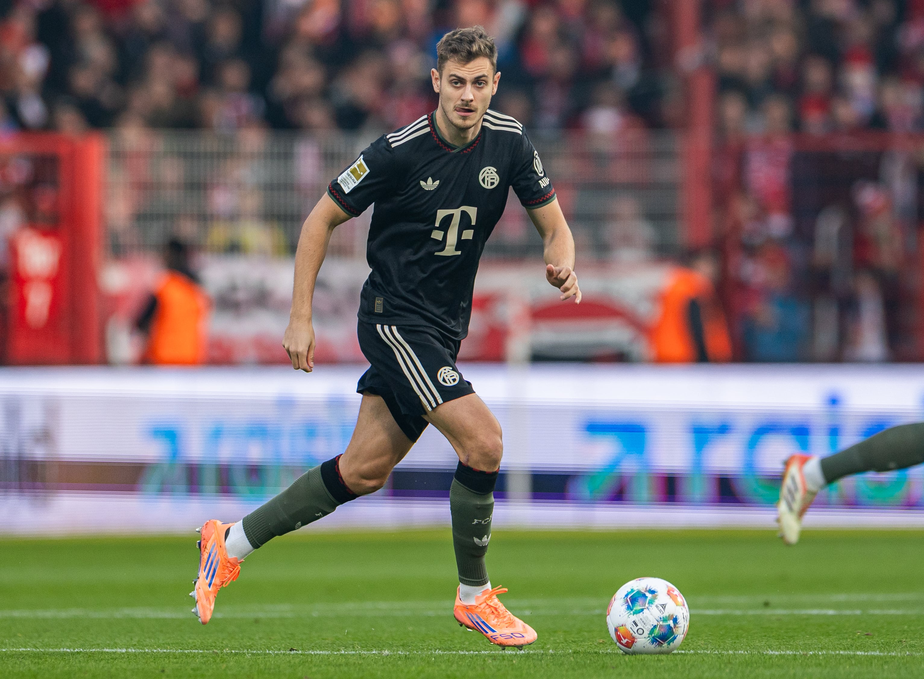 Josip Stanisic, defensa del Bayern Múnich, durante el partido contra Unión Berlín.