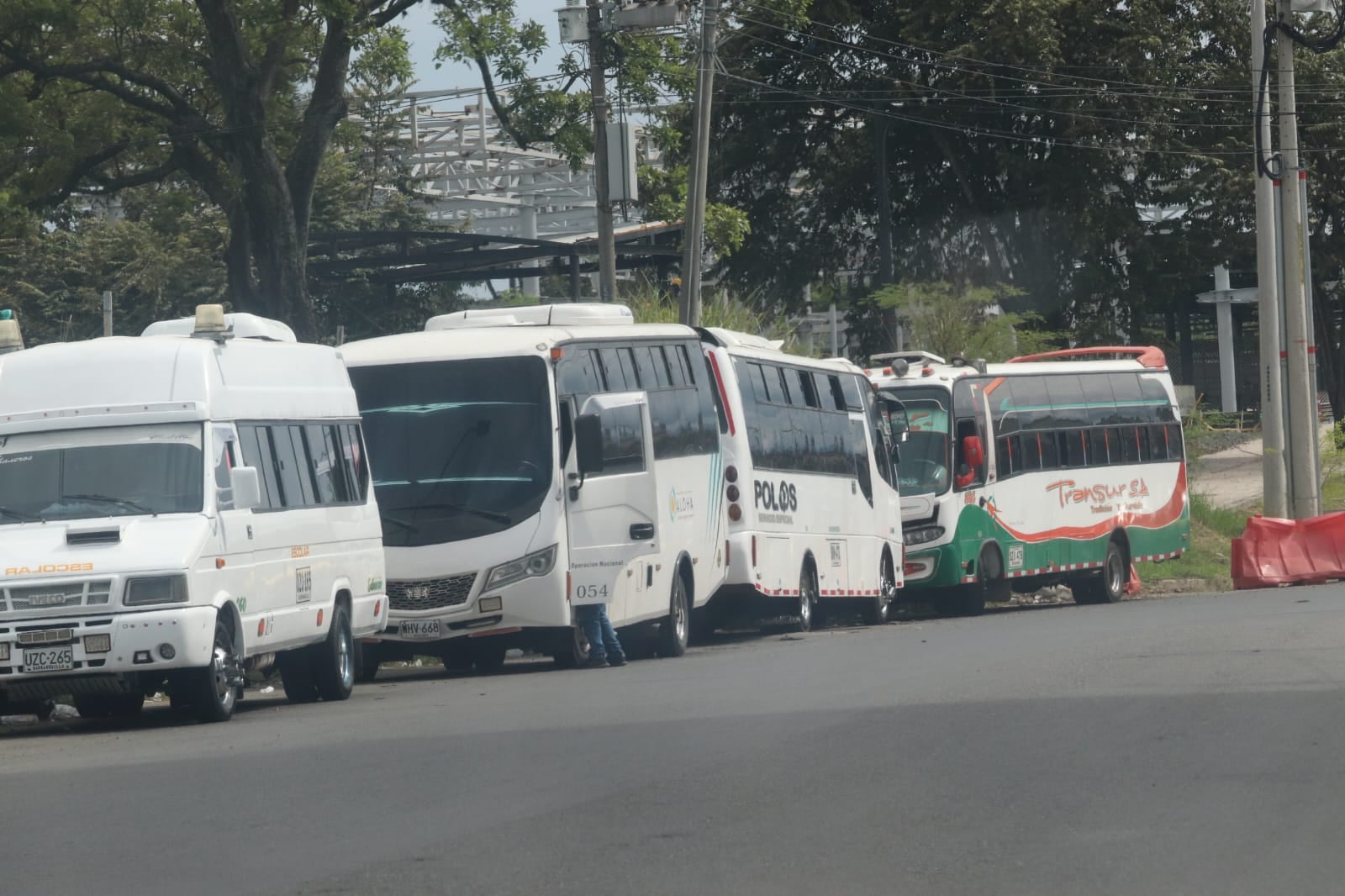 El País Denuncia: Vecinos denuncian vertimiento de desechos y lavado constante de buses intermunicipales en calles del norte de Cali