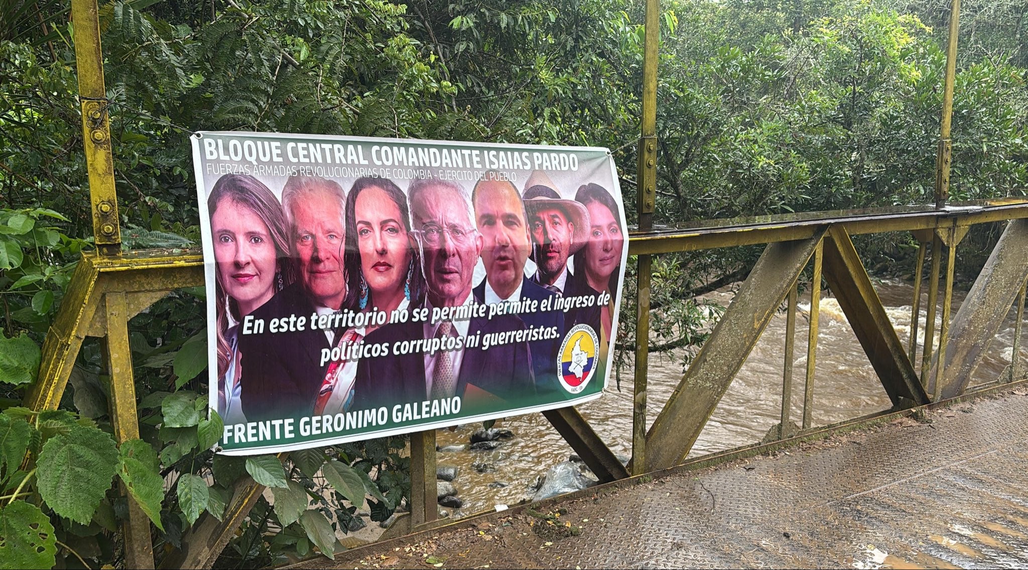 Valla contra el Centro Democrático.