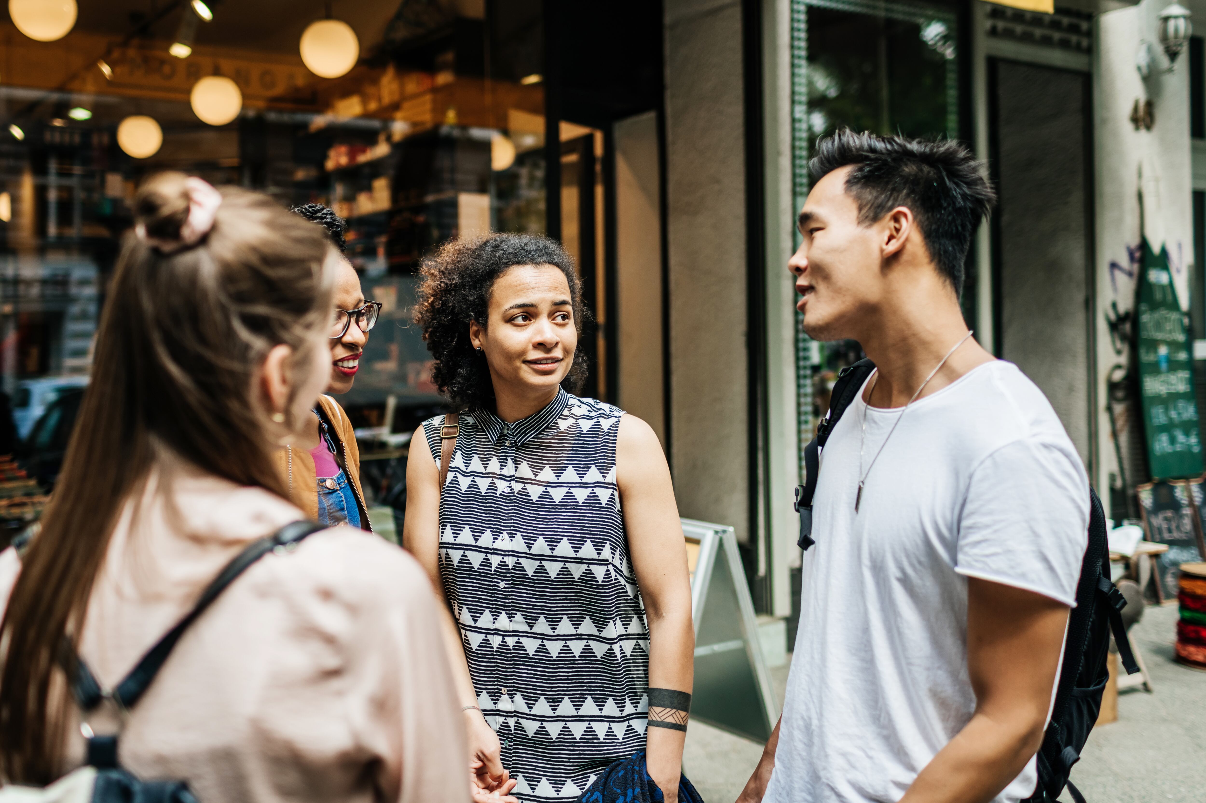 ¿Por qué debería hablar con desconocidos durante sus viajes? Expertos explican los beneficios de esta conducta