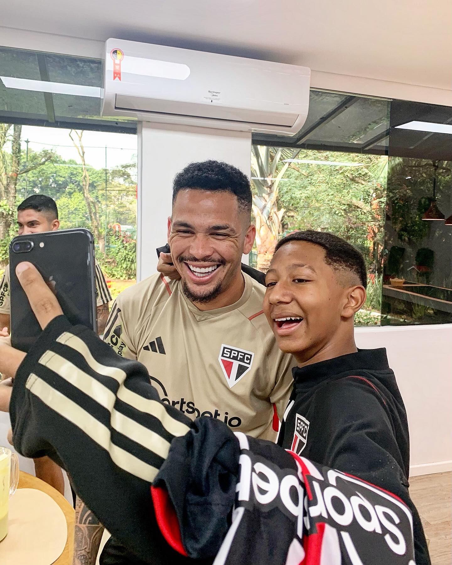 Plantel de Sao Paulo con hincha paulista agredido