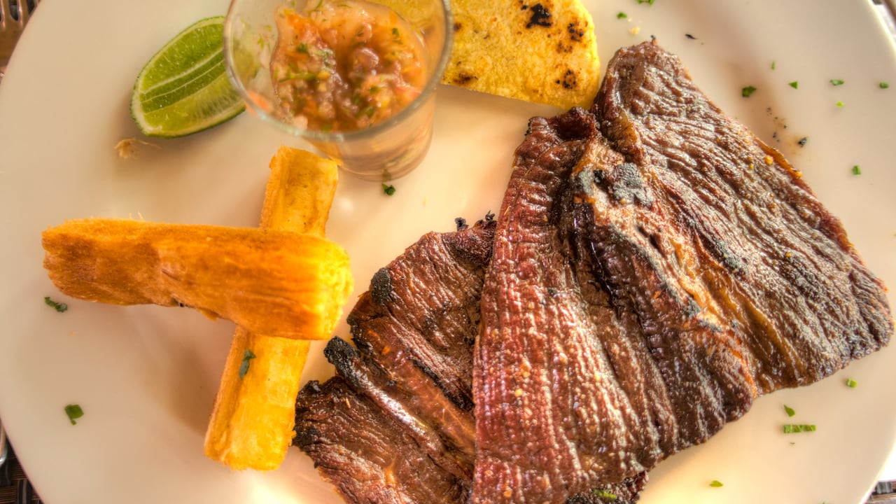 La carne en Santander normalmente se sirve con arepa típica de la región.