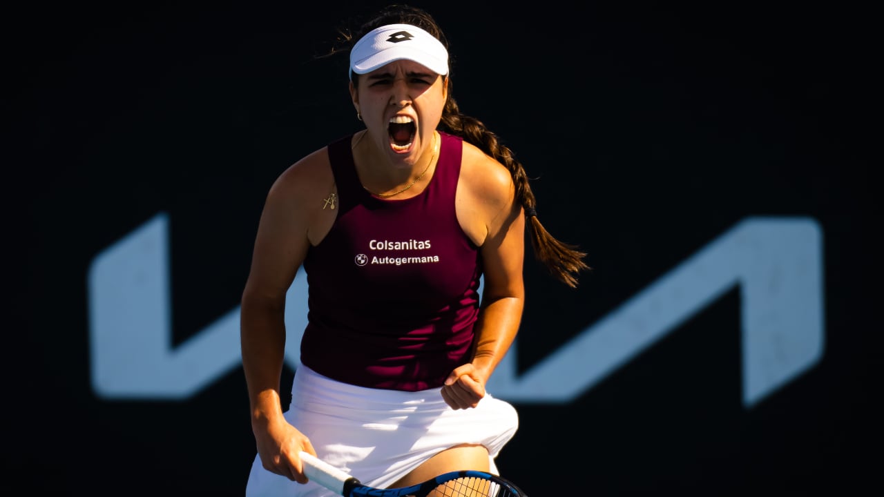 Camila Osorio durante su partido ante Panna Udvardy en el Abierto de Australia