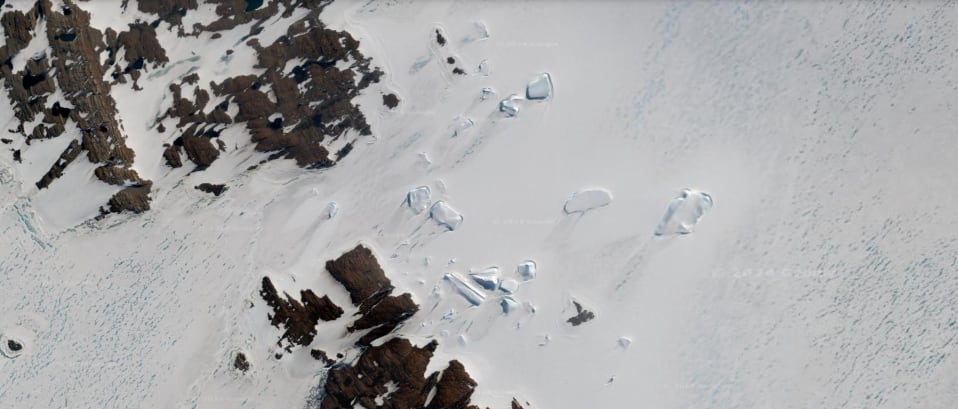 La profesora Bethan Davies, experta en glaciología, ha proporcionado una explicación científica sobre la supuesta “puerta de hielo” en la Antártida, revelando que la estructura observada es un iceberg atascado en el hielo, desalentando las teorías de civilizaciones antiguas y misterios ocultos.
