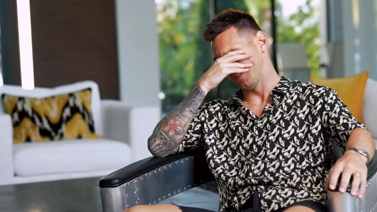 Messi se llevó las manos al rostro para ocultar la pena.