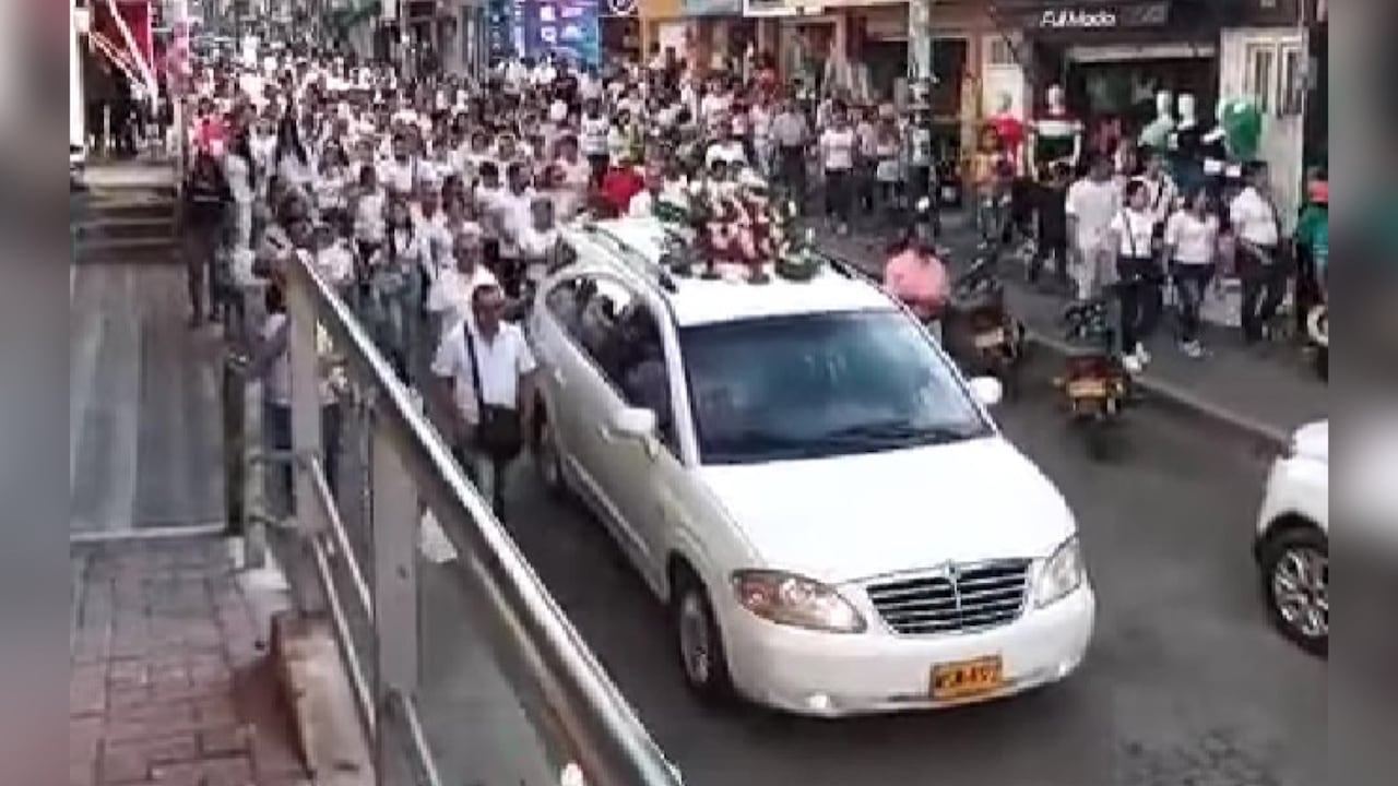Una caravana acompañó el féretro hasta el cementerio.